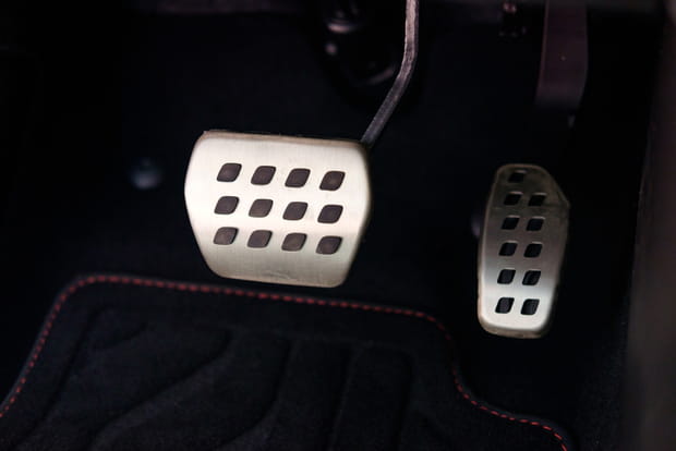 Zoom sur le pédalier en aluminium de la Clio 5