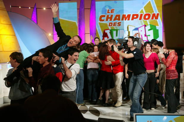 Julien Lepers emporté par la foule