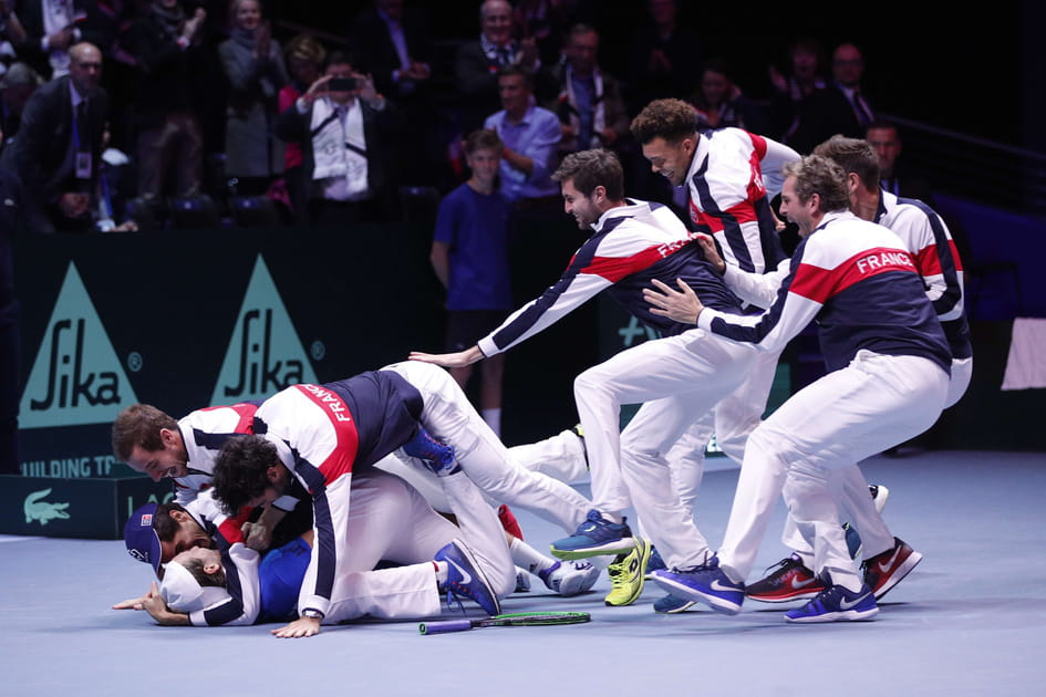 Lucas Pouille enseveli par ses co&eacute;quipiers