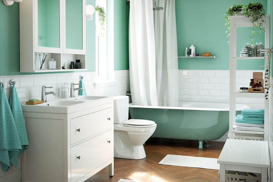 Une &eacute;tag&egrave;re dans la douche pour organiser la salle de bains