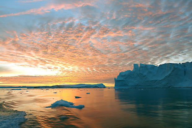 Chaude lumière sur le fjord glacé d'Ilulissat
