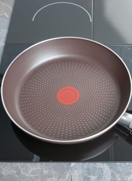 Astuce 7&nbsp;pour pr&eacute;server les po&ecirc;les et casseroles&nbsp;: nettoyer le br&ucirc;l&eacute;