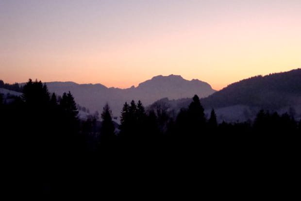 Le soleil se couche sur la chaîne des Aravis
