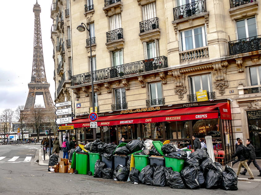 Les poubelles, nouveau d&eacute;cor parisien&nbsp;: les images surr&eacute;alistes