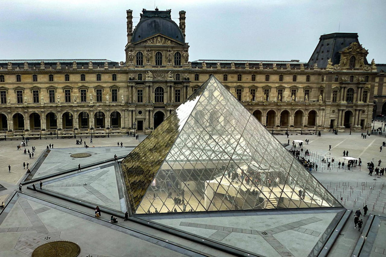 Vol au Louvre : l'enquête s'accélère, de nouveaux suspects arrêtés