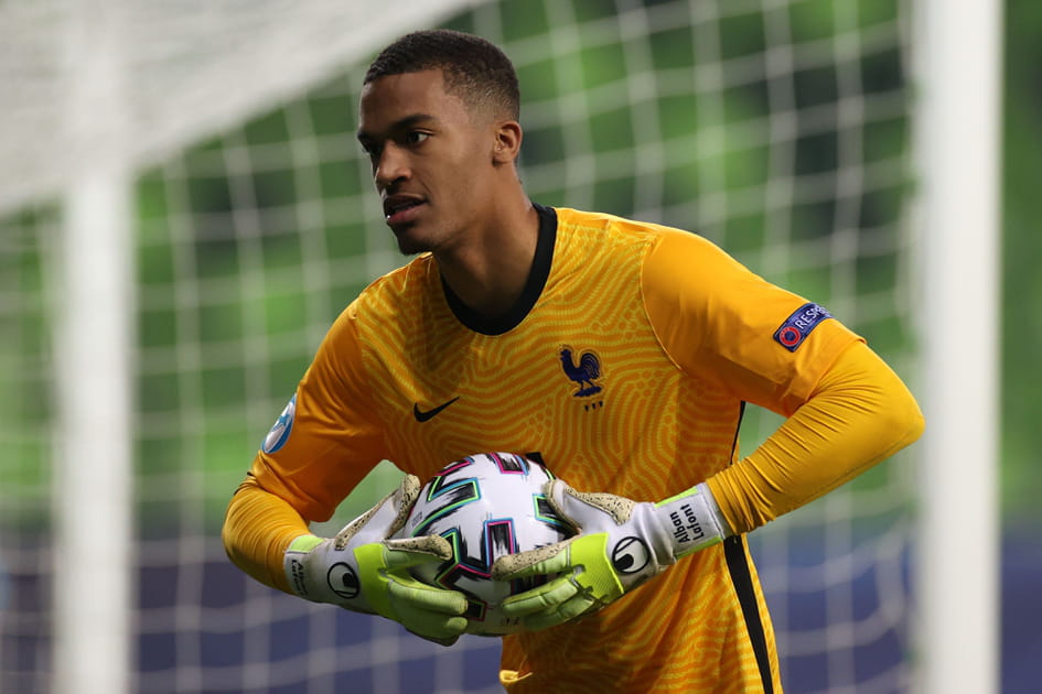 Alban Lafont, doubl&eacute; par Mandanda