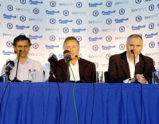 josé mourinho (à gauche) lors d'une conférence de presse tenue à chelsea.