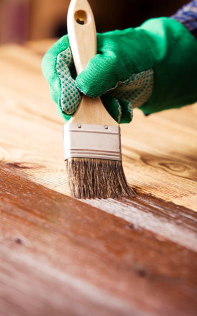 Opter pour une peinture fonc&eacute;e pour un meuble ext&eacute;rieur